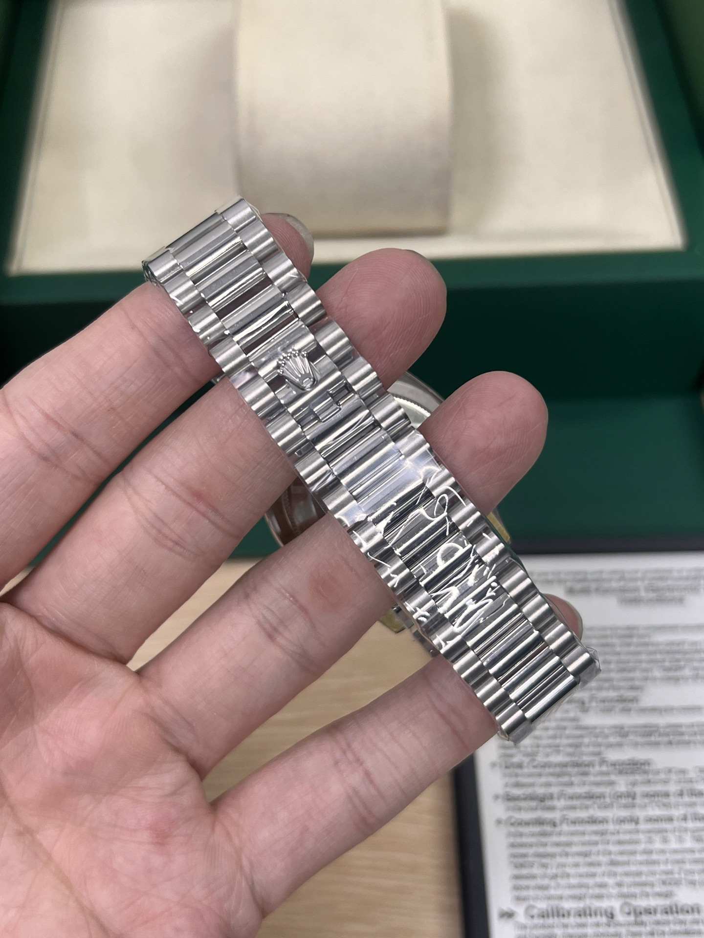 Rolex Day-Date 36 (128239 – Mother-of-Pearl Dial, White Gold) VS Factory - Thumbnail 4