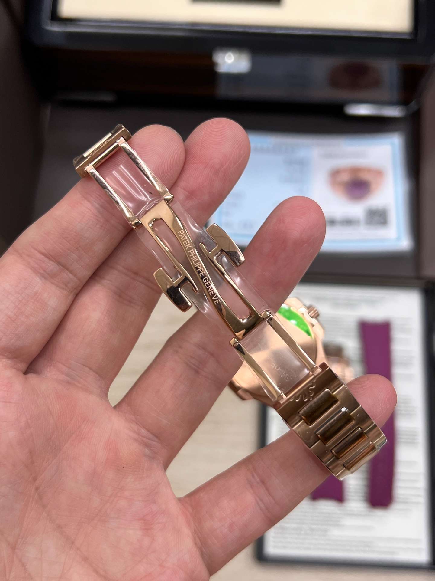 Patek Philippe Nautilus (7010/1R-013 – Purple Dial, Diamond Bezel) - Thumbnail 4
