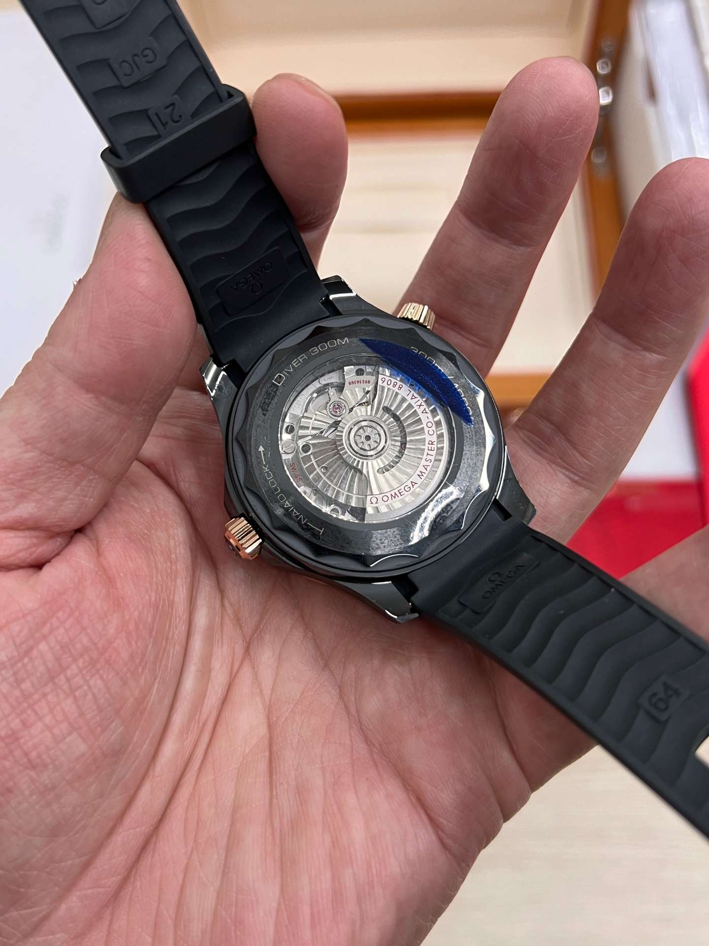 Omega Seamaster Diver 300M (210.62.44.20.01.001 – Sedna Gold Black Ceramic Configuration)  VS Factory - Thumbnail 4