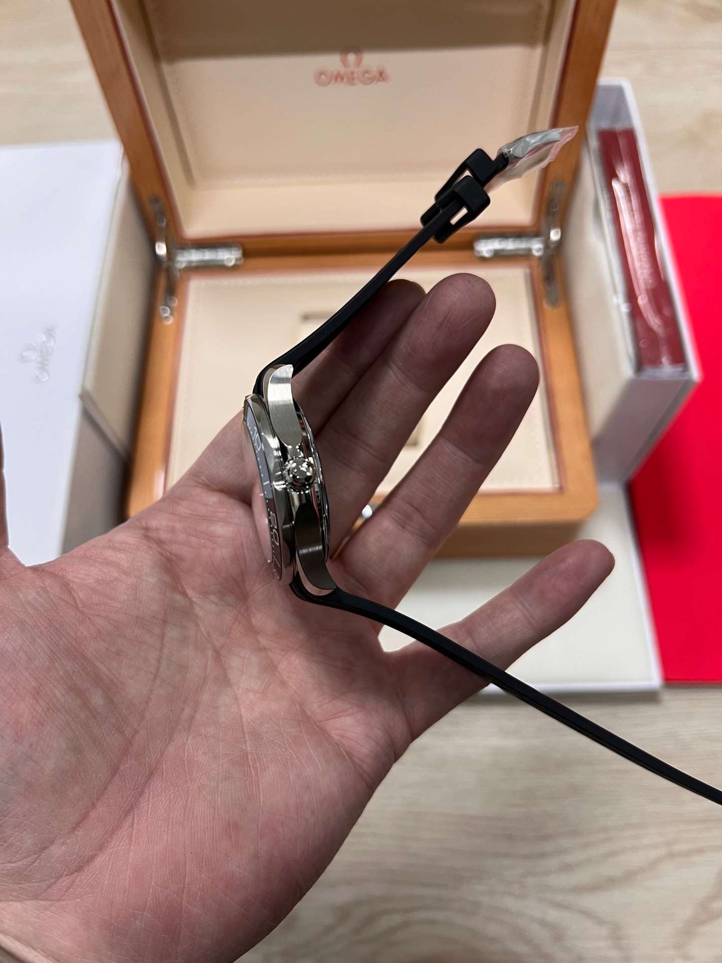 Omega Seamaster Diver 300M (210.32.42.20.04.001 – White Dial Rubber Strap Configuration)  VS Factory - Thumbnail 3