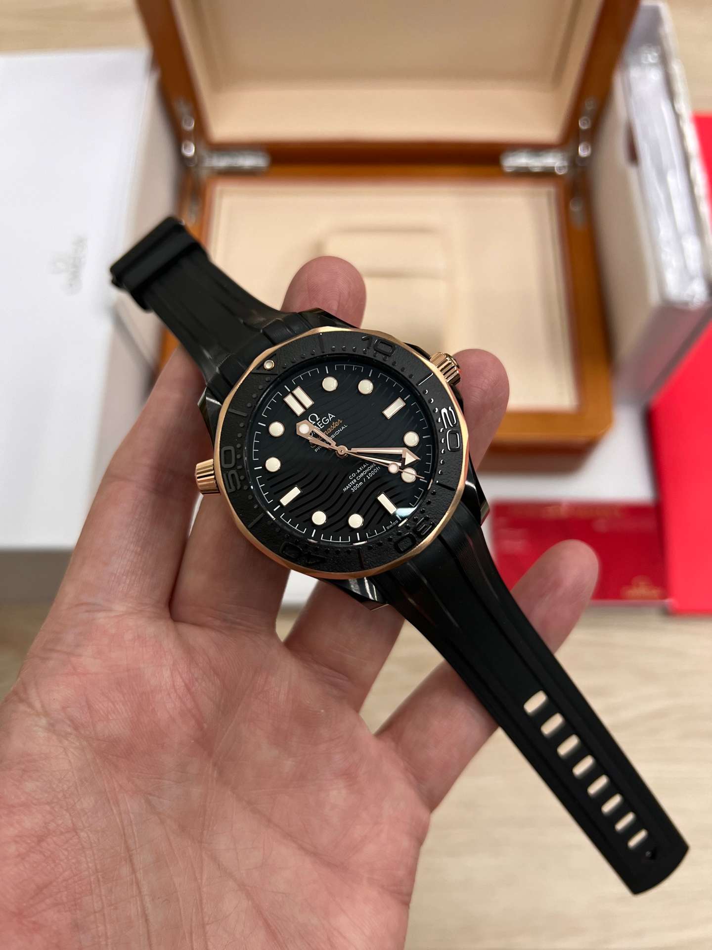 Omega Seamaster Diver 300M (210.62.44.20.01.001 – Sedna Gold Black Ceramic Configuration)  VS Factory