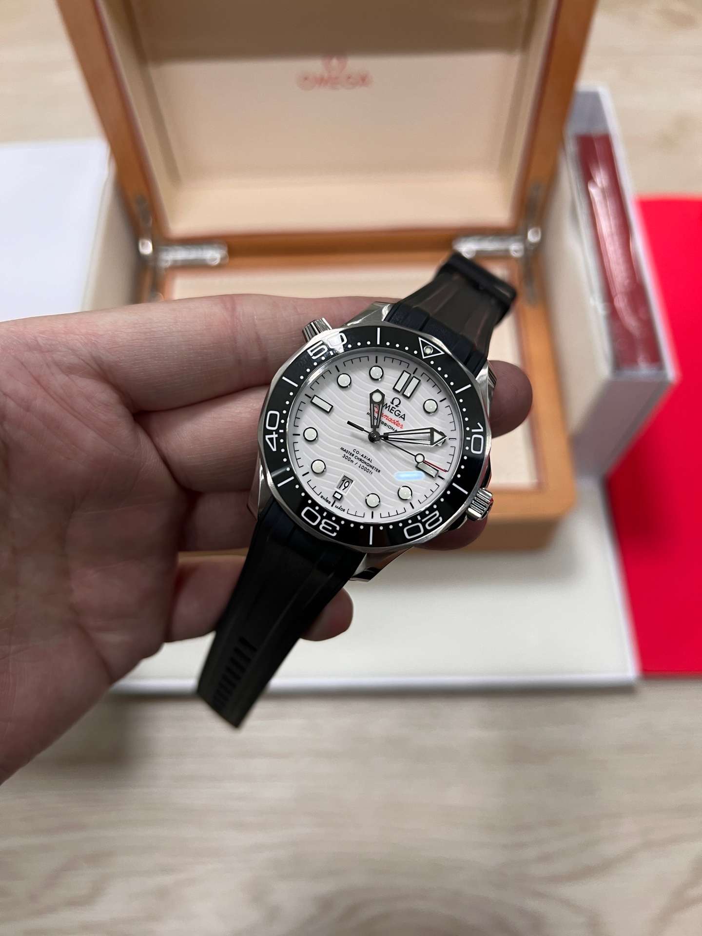 Omega Seamaster Diver 300M (210.32.42.20.04.001 – White Dial Rubber Strap Configuration)  VS Factory