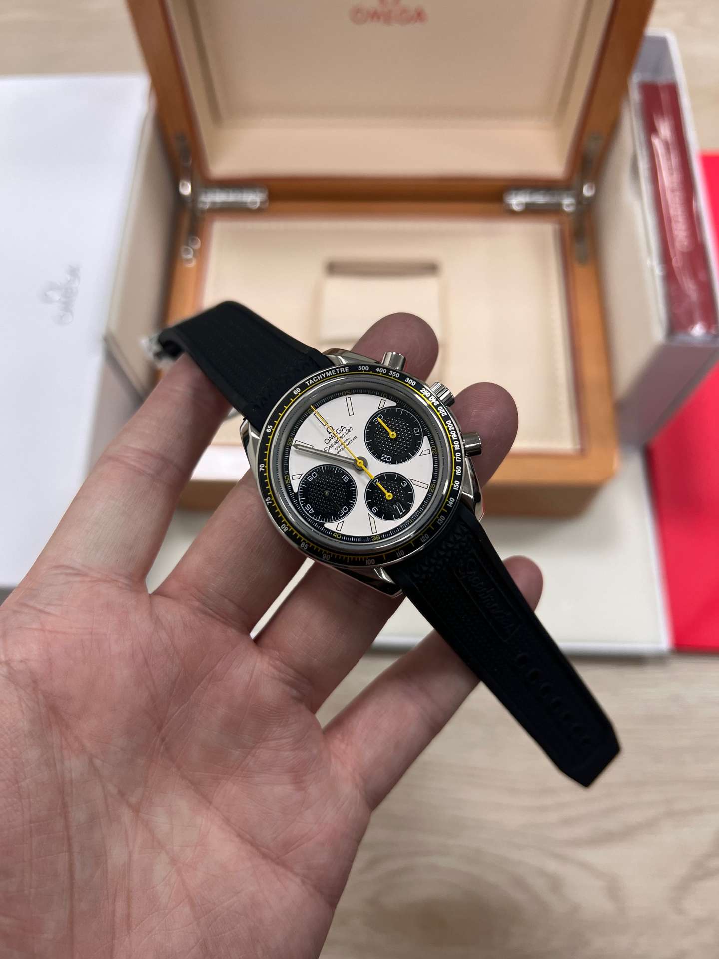 Omega Speedmaster Racing Co-Axial Chronograph (326.32.40.50.04.001 – Silver Yellow Racing Configuration) - Thumbnail 3