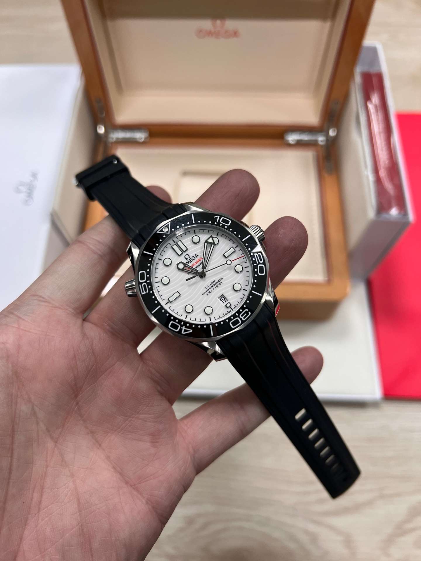 Omega Seamaster Diver 300M (210.32.42.20.04.001 – White Dial Rubber Strap Configuration)  VS Factory - Thumbnail 2