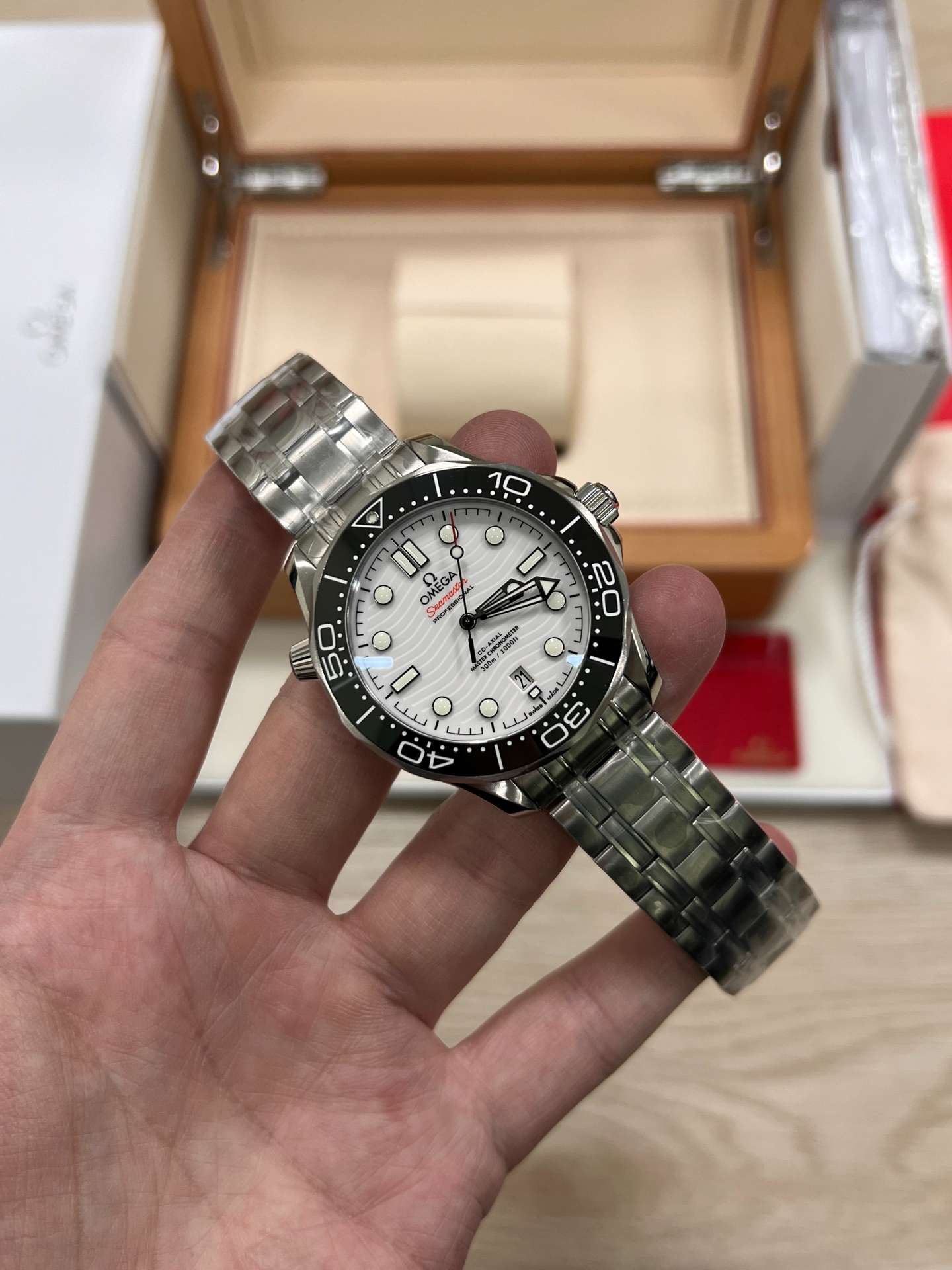 Omega Seamaster Diver 300M (210.30.42.20.04.001 – White Ceramic Wave Dial Configuration)  VS Factory