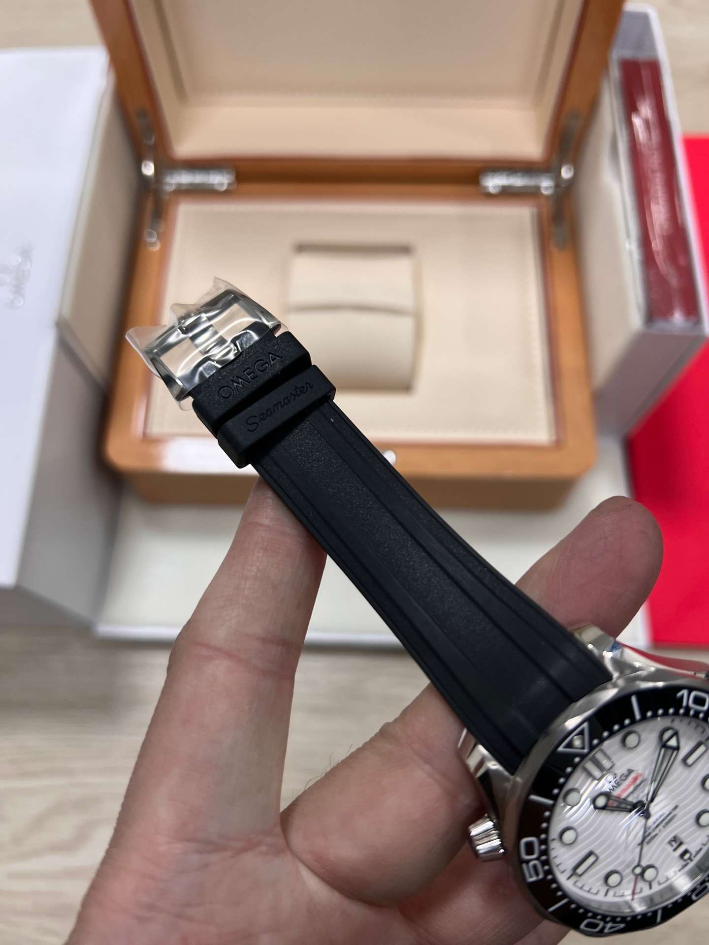 Omega Seamaster Diver 300M (210.32.42.20.04.001 – White Dial Rubber Strap Configuration)  VS Factory - Thumbnail 4