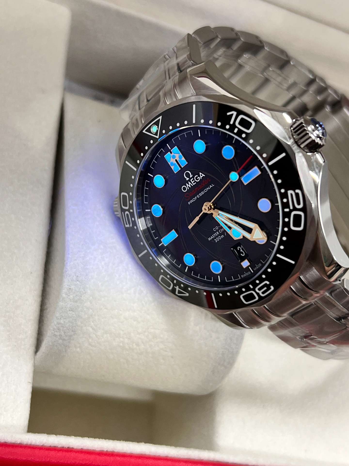 Omega Seamaster Diver 300M Co-Axial Master Chronometer (210.20.42.20.01.001 – Black Dial Sedna Gold Accents)   OEM Factory - Thumbnail 3