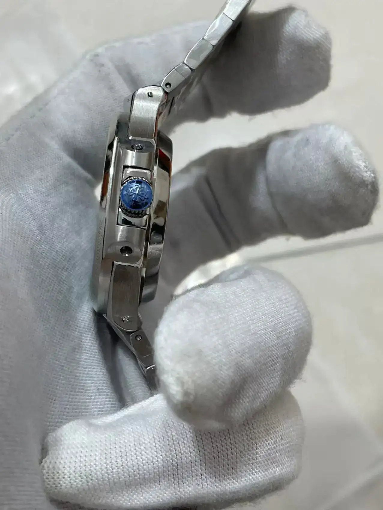 Patek Philippe Nautilus (5711/113P-001 – Emerald Bezel) Euro Grade - Thumbnail 2