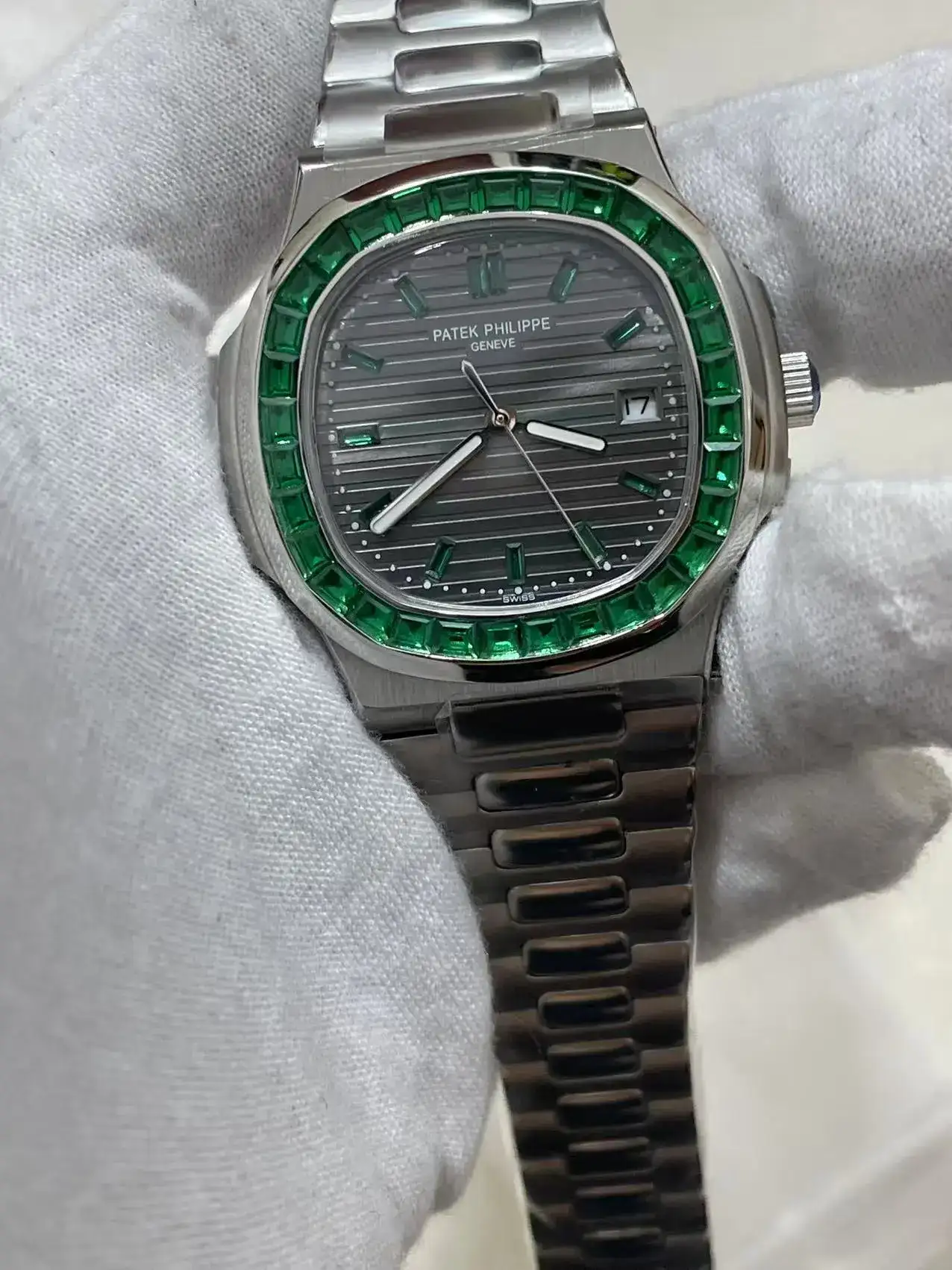 Patek Philippe Nautilus (5711/113P-001 – Emerald Bezel) Euro Grade